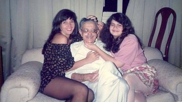 Daniella Perez e a prima, Bárbara Ferrante, posam com o avô, Miguel Ferrante, em foto de família. - Arquivo Pessoal