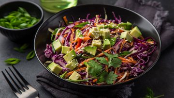 Salada de repolho com abacate para o almoço de domingo. - Shutterstock