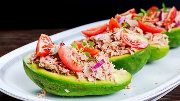Abacate recheado com atum é uma das receitas leves e econômicas com peixe - Abacate recheado com atum (Imagem: DronG | Shutterstock)