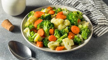 Salada fortificante e detox para ajudar a emagrecer - (Imagem: Shutterstock)