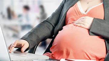 “Como deve ser a rotina de uma grávida no trabalho?” - Shutterstock