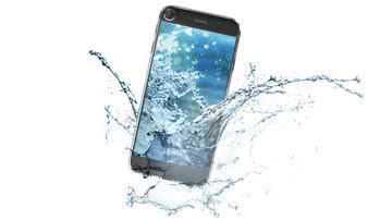 Pode ou não pode molhar o celular? - Shutterstock