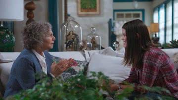 Cris (Vitória Strada) e Margot (Irene Ravache) conversam sobre o passado - Reprodução/TV Globo