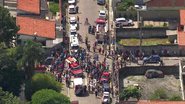 Movimentação em frente a escola onde atiradores mataram cinco estudantes, um funcionário e cometeram suicídio em seguida - Reprodução/Tv Globo