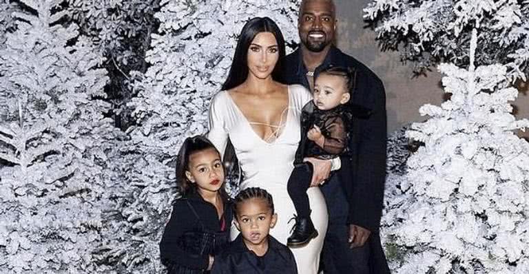 Kim Kardashian ao lado do marido, Kanye West, e dos filhos North, Saint e Chicago West. - Reprodução/ Instagram