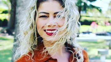 Cátia Paganote usa os fios loiros e cacheados desde sua adolescência - Reprodução/Instagram