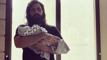Letícia postou um clique fofo de Juliano com o mais novo integrante da família nos braços - Reprodução/Instagram