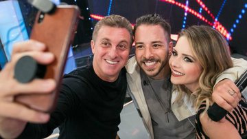 Sandy e Junior fazem selfie com Luciano Huck. - Globo/Raquel Cunha