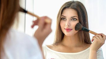 A maquiagem é capaz de fazer milagres: diminuir o tamanho do nariz, da testa, do queixo e até levantar as maçãs do rosto - Shutterstock/Banco de Imagens