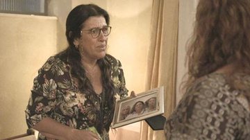 'Amor de Mãe': Lurdes (Regina Casé) fica em choque ao ver foto de Eunice (Dida Camero) com Kátia (Vera Holtz) - Globo