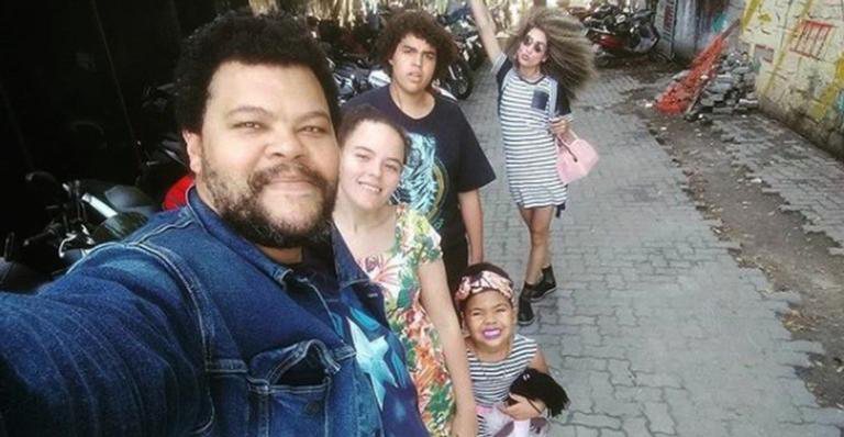 Babu ao lado dos três filhos e da companheira, Tatiane Melo - Instagram