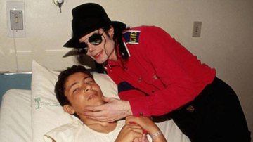 Michael Jackson posa ao lado de Márcio no ano de 1993, em hospital de São Paulo - Arquivo Pessoal