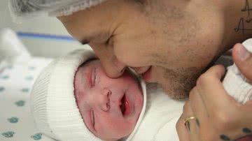 Saulo Poncio baba pelo filho recém-nascido, Henri - Instagram/@saulo