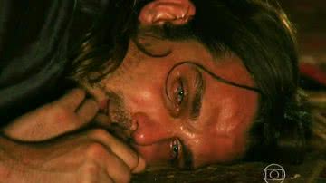 Alberto (Igor Rickli) fica desolado quando seu piano é levado e acaba entrando em crise - Globo