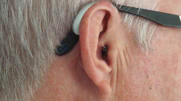 A perda auditiva não tratada potencializa a desconexão social e cognitiva. - Mark Paton/Unsplash