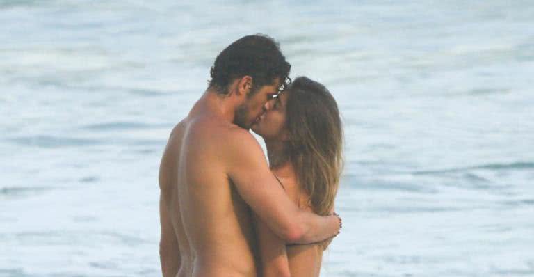 José Loreto e a namorada, Bruna Lennon, em praia no Rio de Janeiro - AgNews