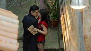 Guilherme e Flávia se beijam em 'Quanto Mais Vida, Melhor!' - Reprodução/ Globo