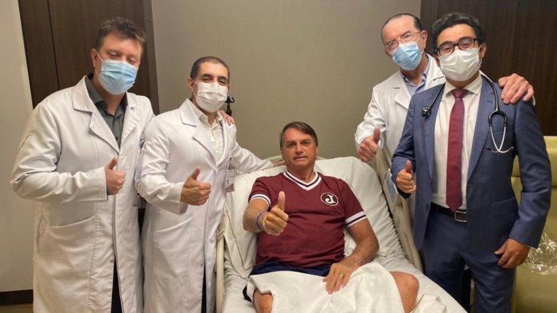 Bolsonaro posou ao lado da equipe médica no hospital - Twitter/@jairbolsonaro