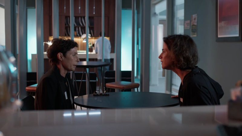 Rebeca (Andrea Beltrão) e Ilana (Mariana Lima) tem conversa pesada em 'Um Lugar ao Sol' - TV Globo