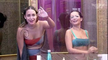 Sarah e Juliette dividindo chuveiro no 'BBB21' - Reprodução/Globo