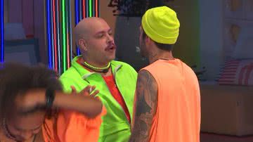 Tiago Abravanel e Pedro Scooby conversam durante a festa - Tv Globo