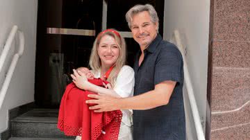 Edson Celulari e a esposa,  Karin Roepke, com a pequena Chiara - AgNews/Webert Belicio