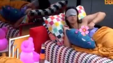 Larissa mostrou demais enquanto dormia - Reprodução/Tv Globo