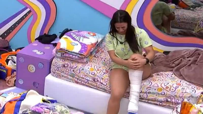 Larissa pode se safar do paredão por ter quebrado o pé - Reprodução/Tv Globo