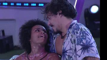 Natália e Eliezer agitam edredom - Reprodução/Globo