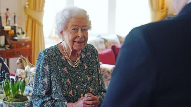 Rainha Elizabeth II, mostra fragilidade física em aparição pública. - Instagram/ @afamíliareal