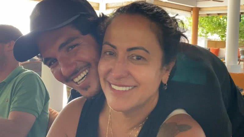 Simone Medina compartilhou registro antigo em que aparece abraçando o filho - Instagram/@simonemedina