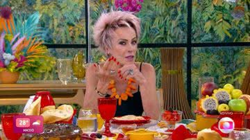 Ana Maria Braga apresenta "Mais Você" usando colar de cenoura. - TV Globo