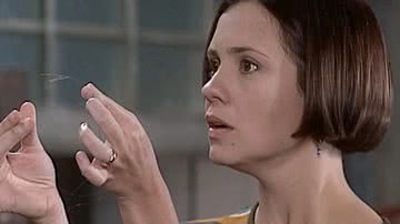 Catarina encontra fio de cabelo no paletó de Petruchio - TV Globo