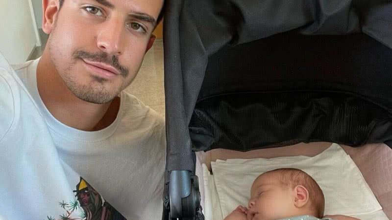 Enzo Celulari posa com a irmã recém-nascida, Chiara. - Instagram/@enzocelulari