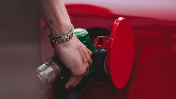 Senado aprova projeto para reduzir preço dos combustíveis - Unsplash/Wassim Chouak