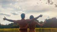 José Loreto e Jesuíta Barbosa posam nus em rio no Pantanal. - Instagram/@joseloreto
