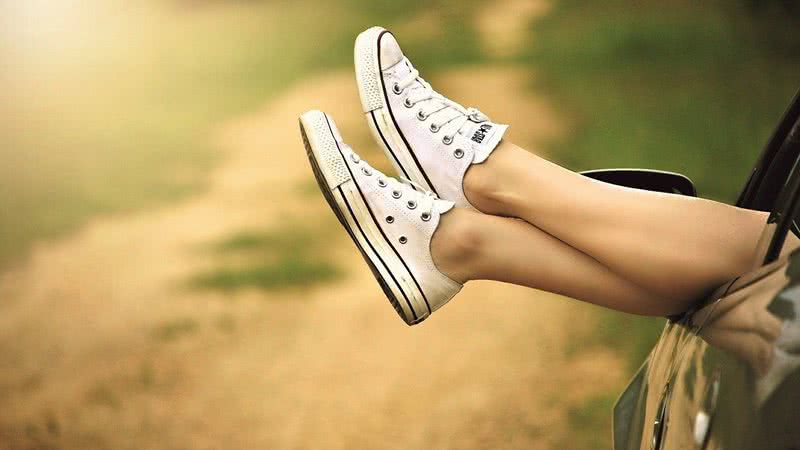 Um modelo de calçado que já fazia muito sucesso e hoje está em alta é o All Star - Pixabay/Greyerbaby