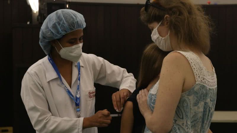 Vacinação contra a covid-19 influenciou diretamente na queda de óbitos - Tânia Rego/Agência Brasil