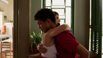Lara (Andréia Horta) e Ravi (Juan Paiva) irão se beijar nos próximos capítulos da trama - Reprodução/Globo