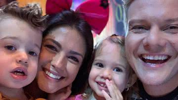 Michel Teló ao lado da esposa, Thaís Fersoza, e filhos, Melinda e Teodoro - Reprodução/Instagram