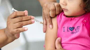 Meta é vacinar 12,9 milhões de crianças entre 6 meses e 5 anos - Marcelo Camargo/Agência Brasil
