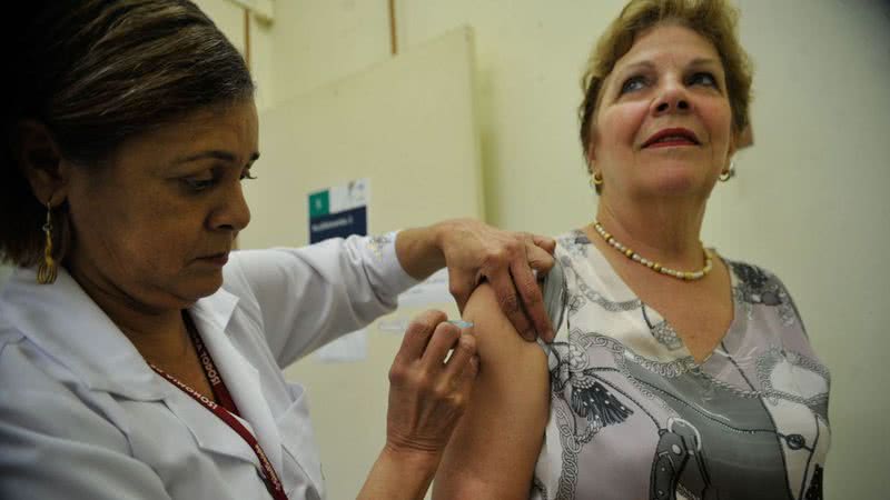 Campanha de vacinação contra a gripe oferece imunizantes que protegem contra três tipos do vírus: H1N1, H3N2 e Influenza B - Agência Brasil