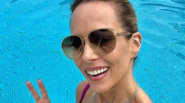 Ana Furtado exibiu boa forma ao posar de biquíni na piscina - Instagram/ @aanafurtado