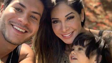 Arthur Aguiar posa com a esposa, Maíra Cardi, e a filha dos dois, Sophia. - Instagram/@mairacardi