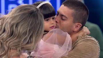 Arthur Aguiar se emocionou ao receber a esposa e a filha - Reprodução/TV Globo