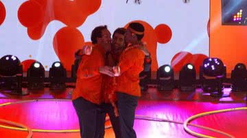 Pedro Scooby e Paulo André brincam com Eliezer em festa do BBB 22 - Reprodução/ Globo