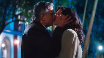 Eugênio e Violeta se beijam, em 'Além da Ilusão' - Reprodução/TV Globo
