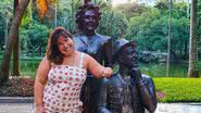 Mariana Xavier posa com estátua de Paulo Gustavo, em Niterói (RJ) - Reprodução/Instagram