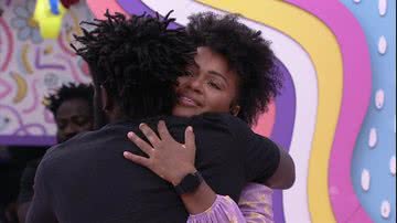 Natália e Douglas se abraçam durante conversa - Reprodução/TV Globo