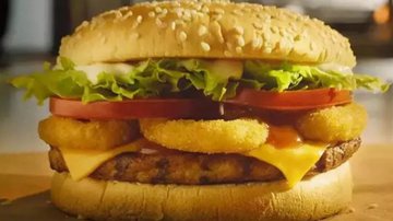 Procon constatou que há a adição de aromatizante no preparo do hambúrguer, sem a presença de costela. - Divulgação